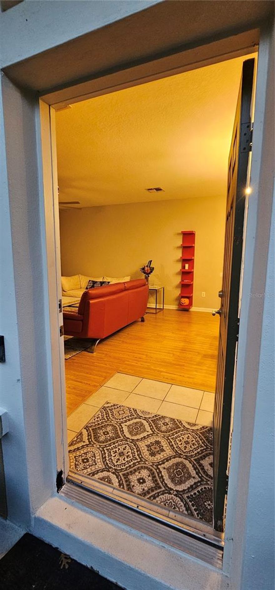 Come to see and rent this beautiful townhome, fully furnished in the hearth of Metrowest Area.
Short distance from Walmart, gas station and  also couple minutes from major Highway I-4, Turnpike and 408.
The Stonebridge Commons amenities are a plus with pool, jacuzzi, club house, tennis court, playground, basketball court and sidewalk.
Don't miss this opportunity!!!