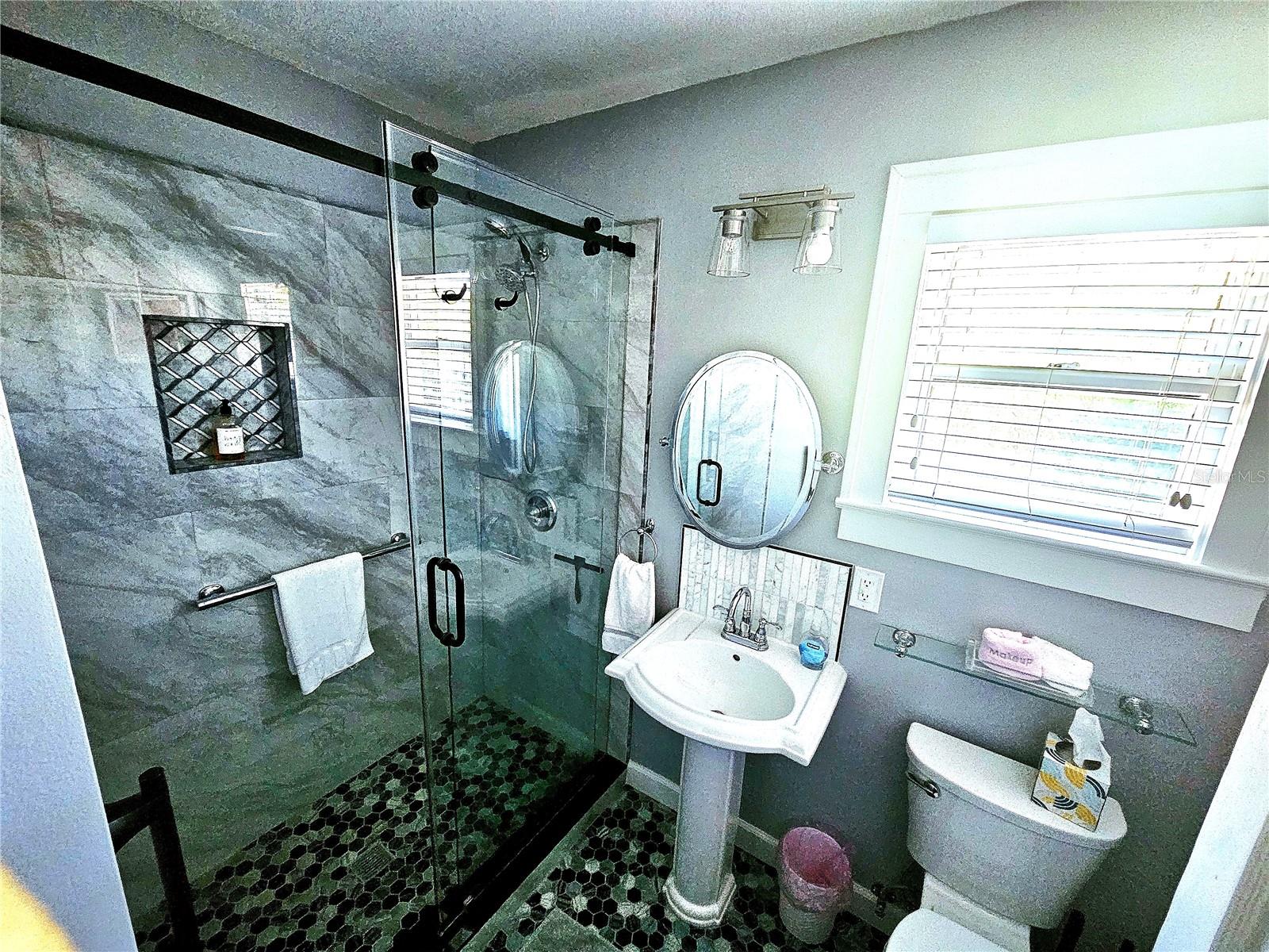 EVELYN CITY - Residential Income