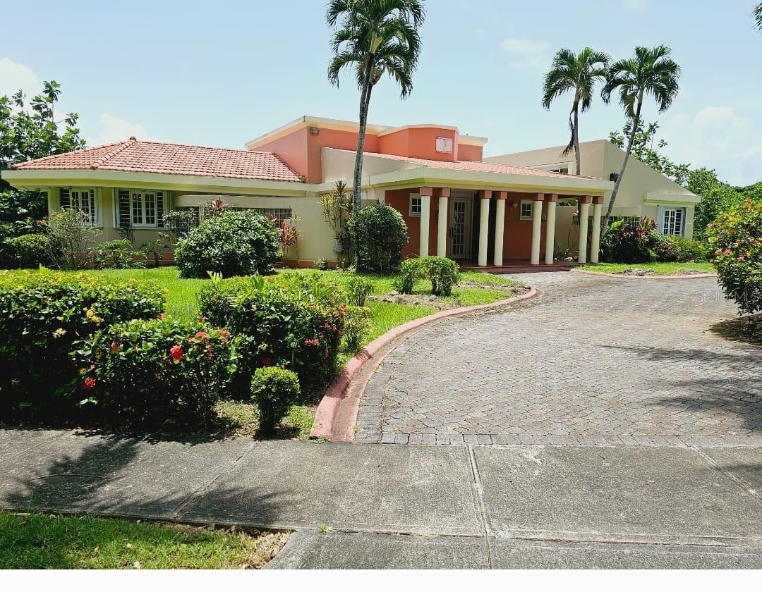 Welcome to this stunning luxury property! With a spacious layout featuring 5 bedrooms and 5.5 bathrooms, this home offers comfort and style in every corner. Enjoy the elegance of the outdoor balconies and terraces, inviting you to relax while taking in spectacular views of the lush surroundings. The pool is the perfect place to create unforgettable moments, while the skylight allows natural light to flood the home, creating a warm and inviting atmosphere.
The spacious foyer welcomes you into a modern and functional design, complete with a dedicated office space—ideal for those who work from home. The master suite is a true sanctuary of tranquility, featuring a walk-in closet that meets all your storage needs and a jacuzzi in the bathroom for ultimate relaxation.
Additionally, the property includes a garage with space for four vehicles in individual units, providing ample parking for your convenience. This property is the perfect home for those seeking luxury, privacy, and spaciousness. Don’t miss the opportunity to explore this exclusive residence!