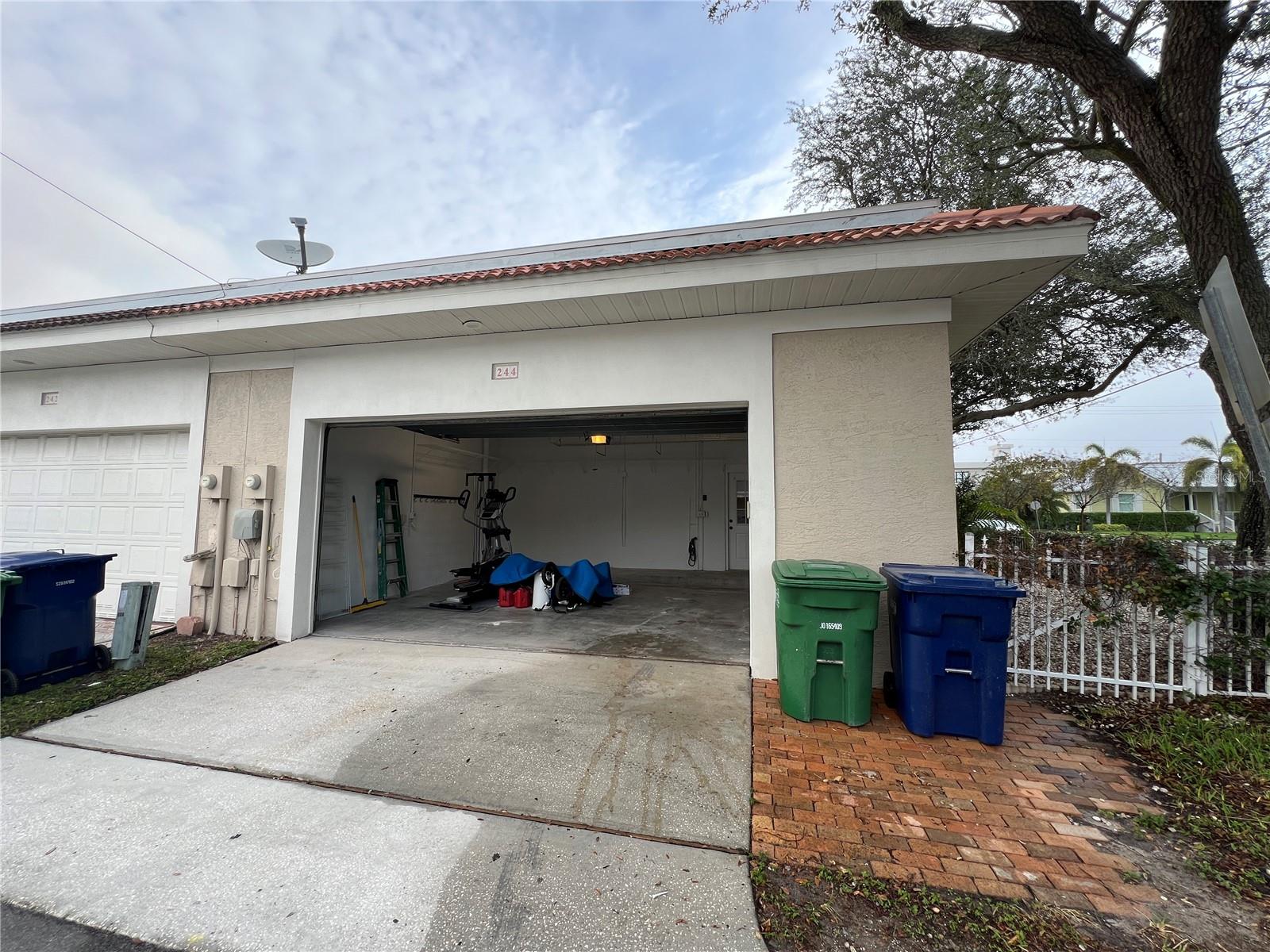 DAVIS ISLANDS PB10 PG52 TO 57 - Residential