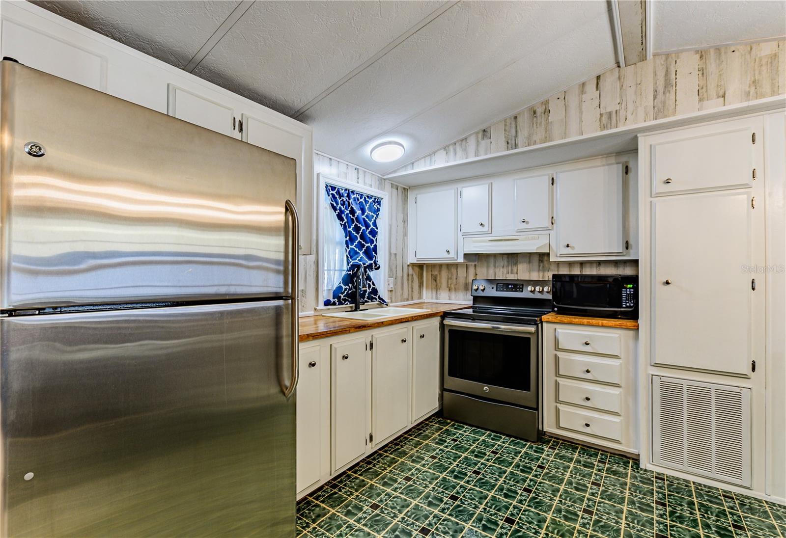 OAKS ROYAL MOBILE HOME SUB - Residential