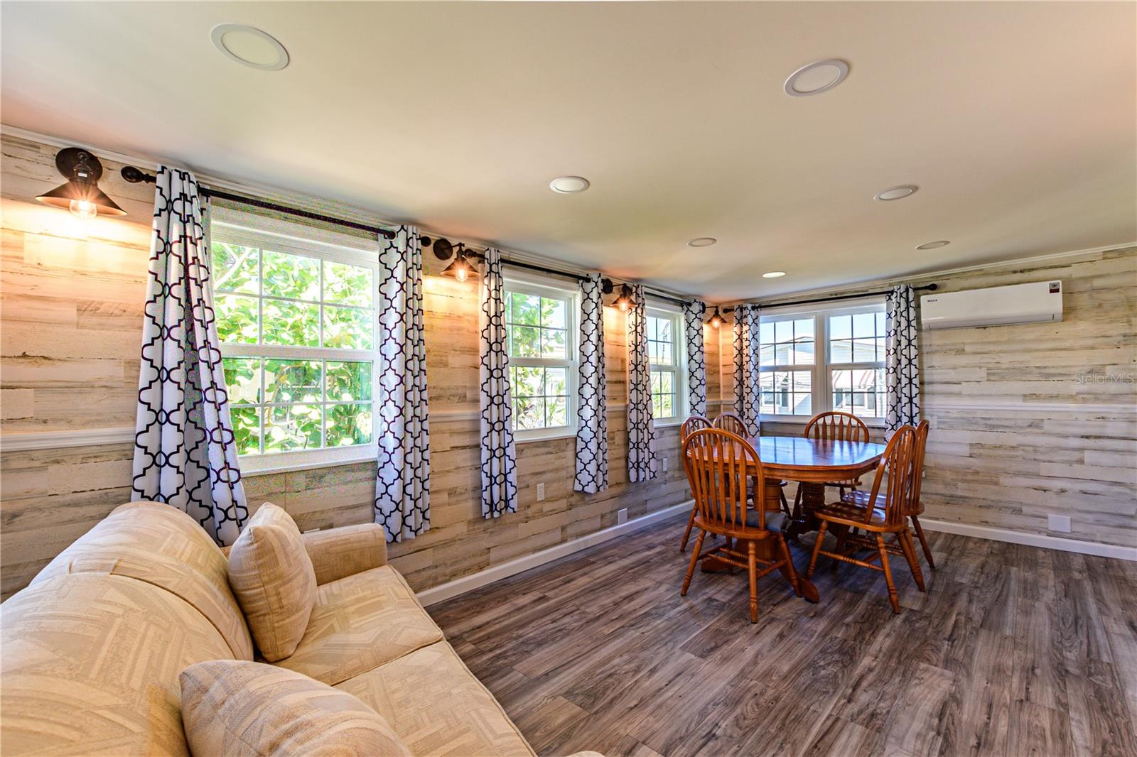 OAKS ROYAL MOBILE HOME SUB - Residential