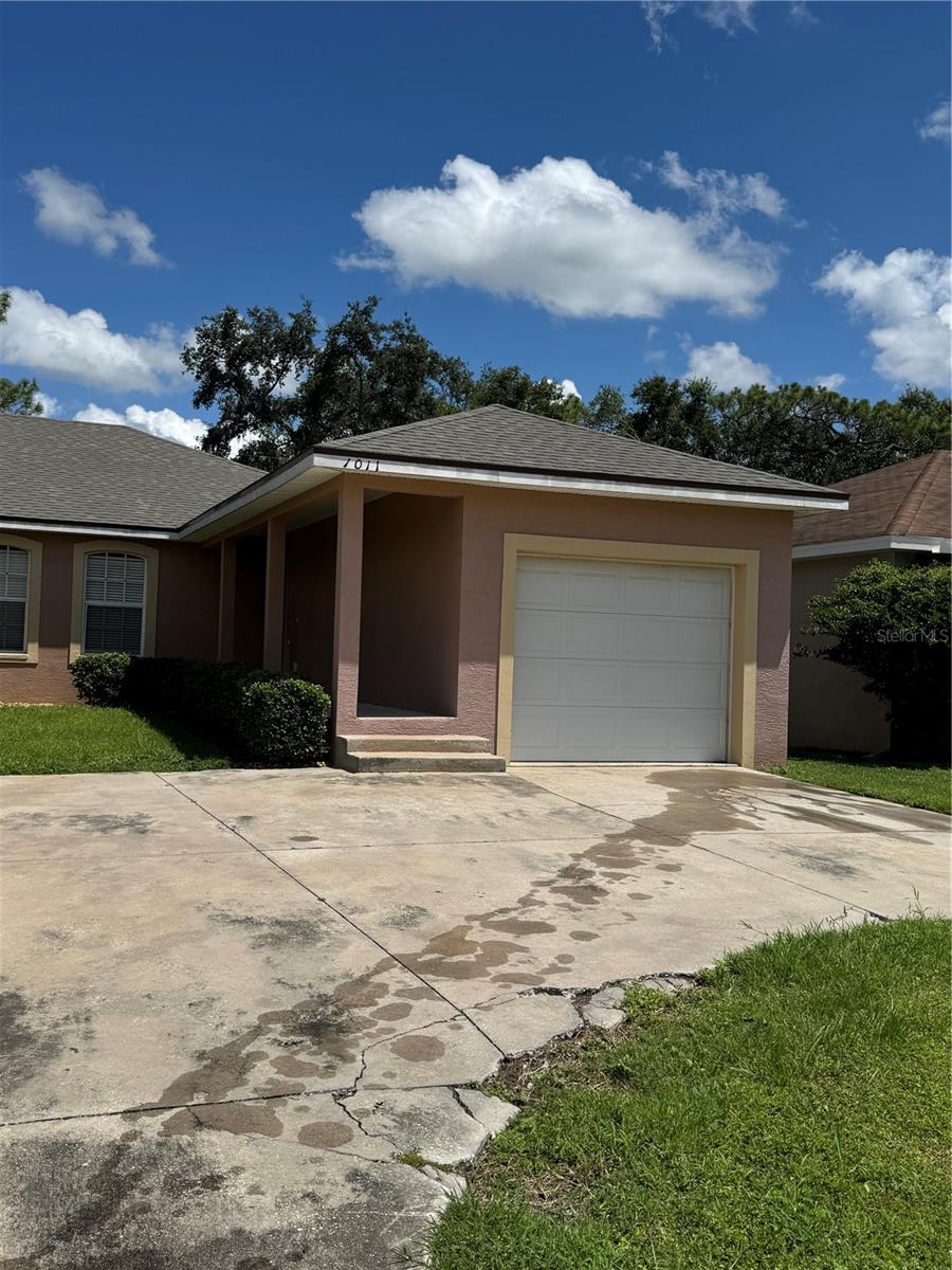 Good size townhome in North Lakeland. 1 car garage and inside laundry room. New paint throughout.