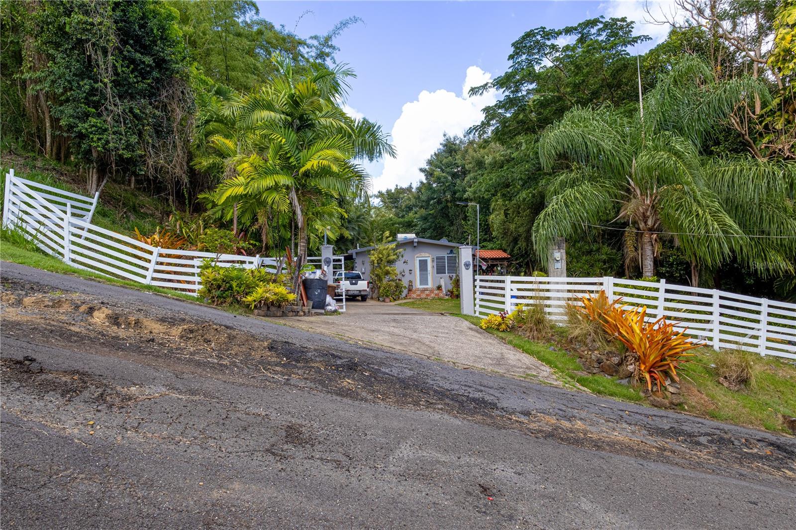 Cozy residence in Guayama that combines the charm of a country home with the convenience of being close to the city. It features 3 bedrooms, 2 full bathrooms, and 1,291 sq.ft. of living area on a flat 2,000 m² lot, ideal for green areas or future expansions. Its rustic style in tiles and kitchen adds a unique character. Located in Guamani, it offers privacy and tranquility just minutes from shopping centers, restaurants, hospitals, schools, and only about 20 minutes from beautiful southern beaches such as Pozuelo and Los Limones. An excellent opportunity for those seeking a home with character and ample space in a natural yet accessible setting.