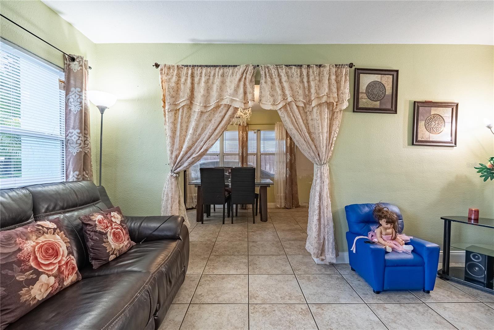 1738 W COMANCHE AVENUE