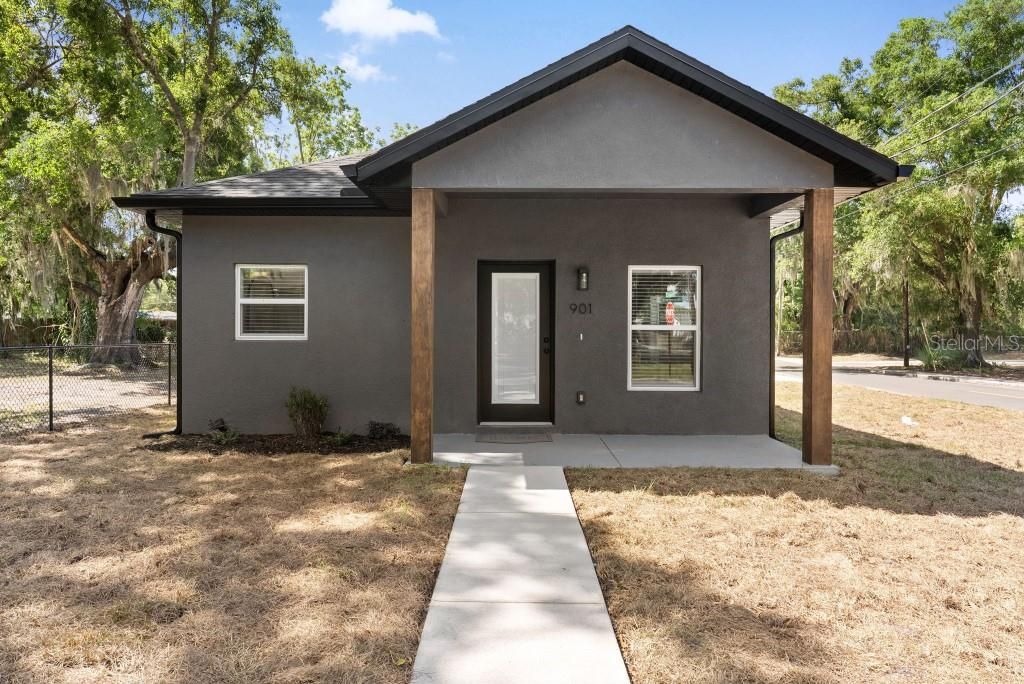 Photo of 901 E Warren Street, Plant City, FL 33563 (MLS # TB8504792)