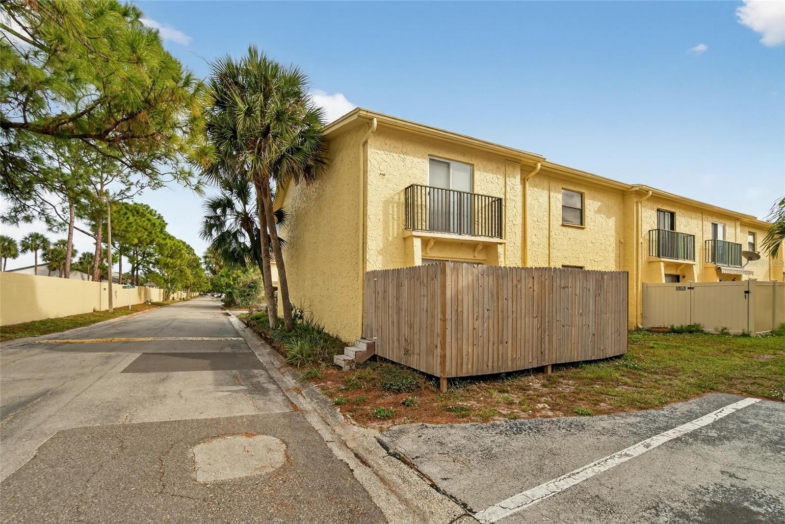 THE GREENS OF TOWNN COUNTRY - Residential