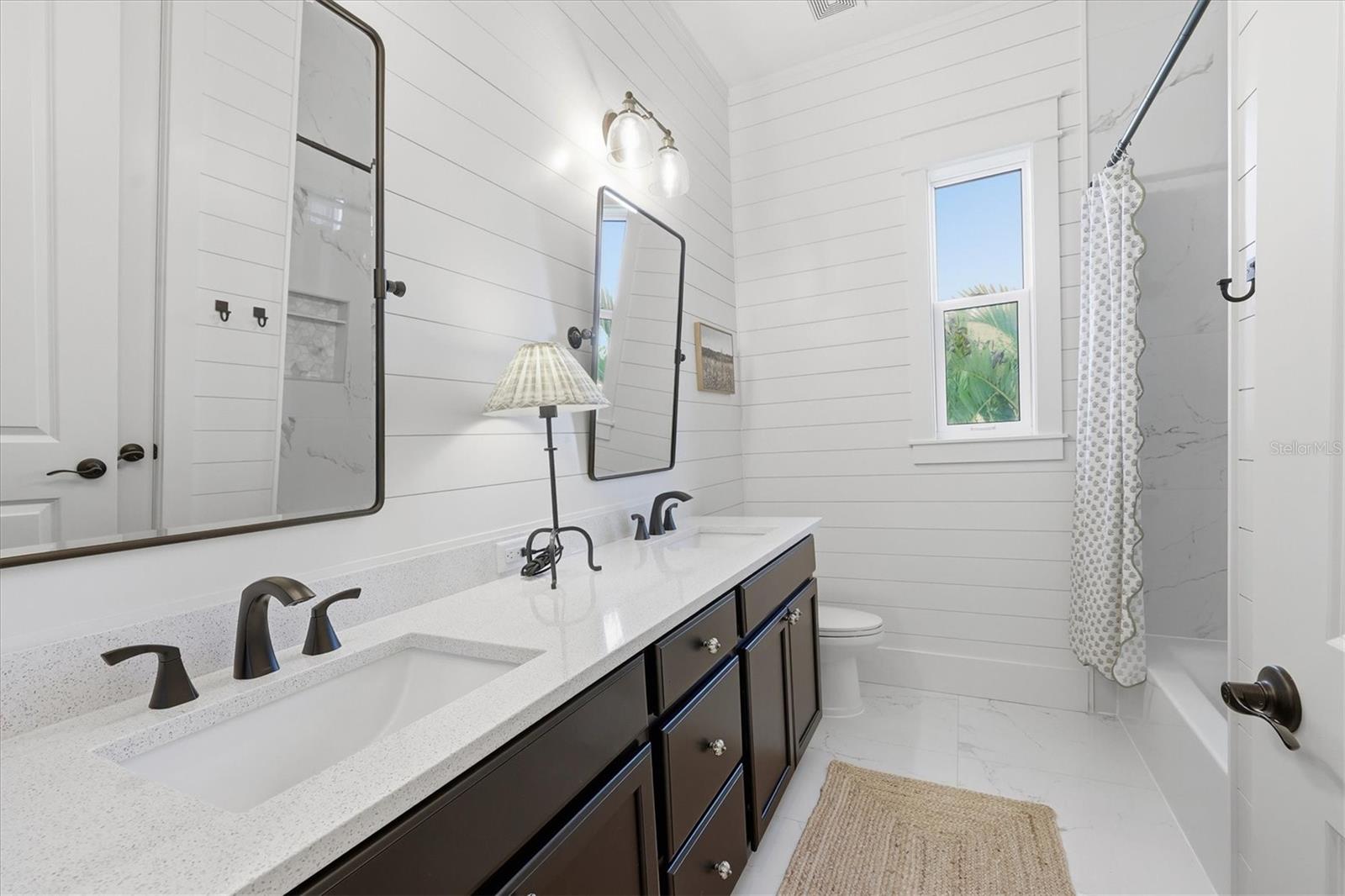 HAMPTON LAKES - Residential