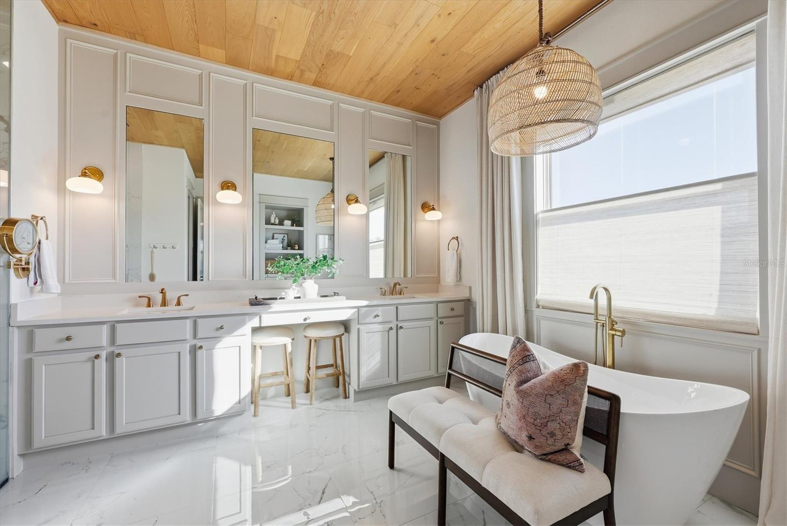 HAMPTON LAKES - Residential