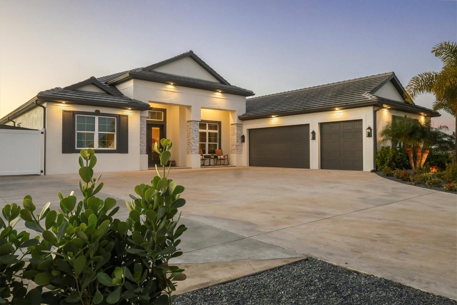 HAMPTON LAKES - Residential