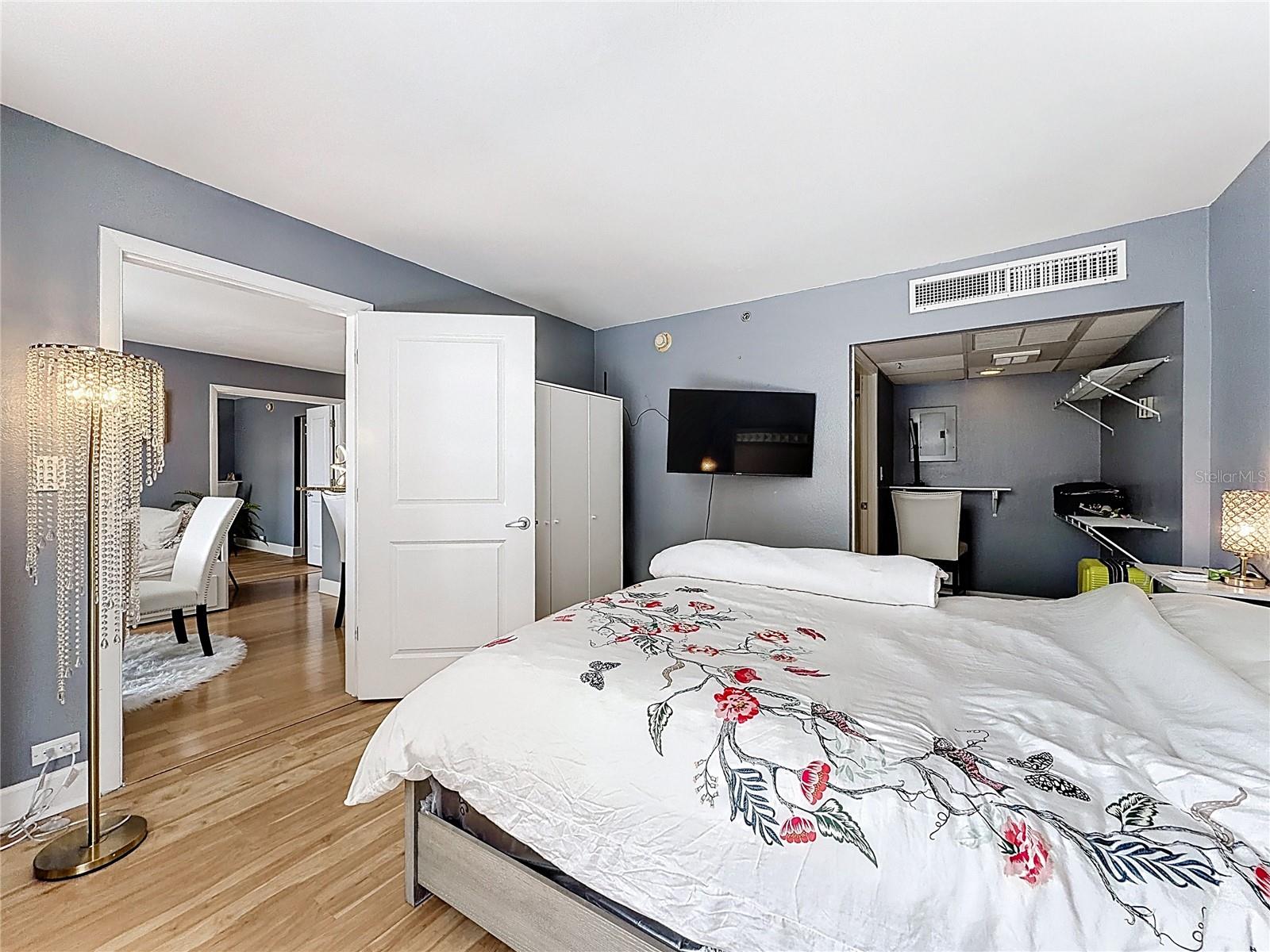 METROPOLITAN/LK EOLA - Residential