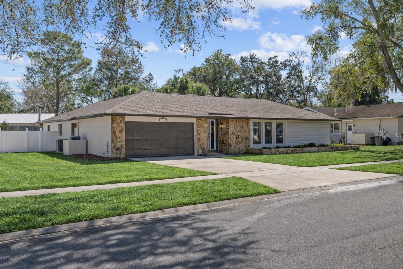 Casas a venda 1 - Jen Dantas 9528 LAKE DOUGLAS PLACE