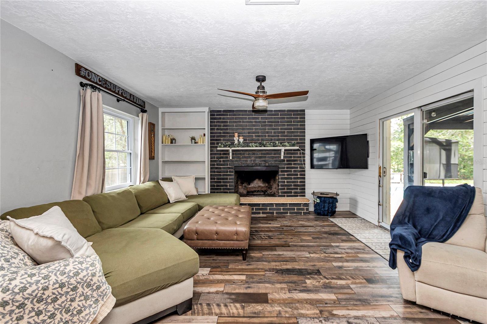 COUNTRY ESTATE - Residential