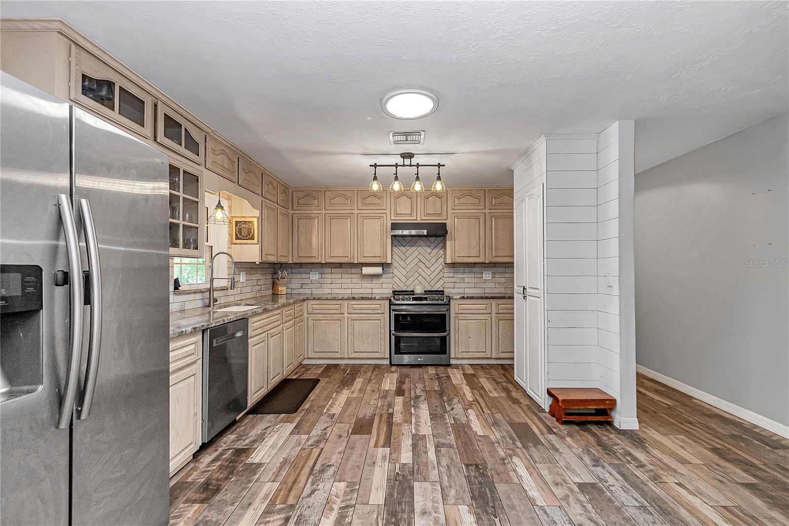 COUNTRY ESTATE - Residential