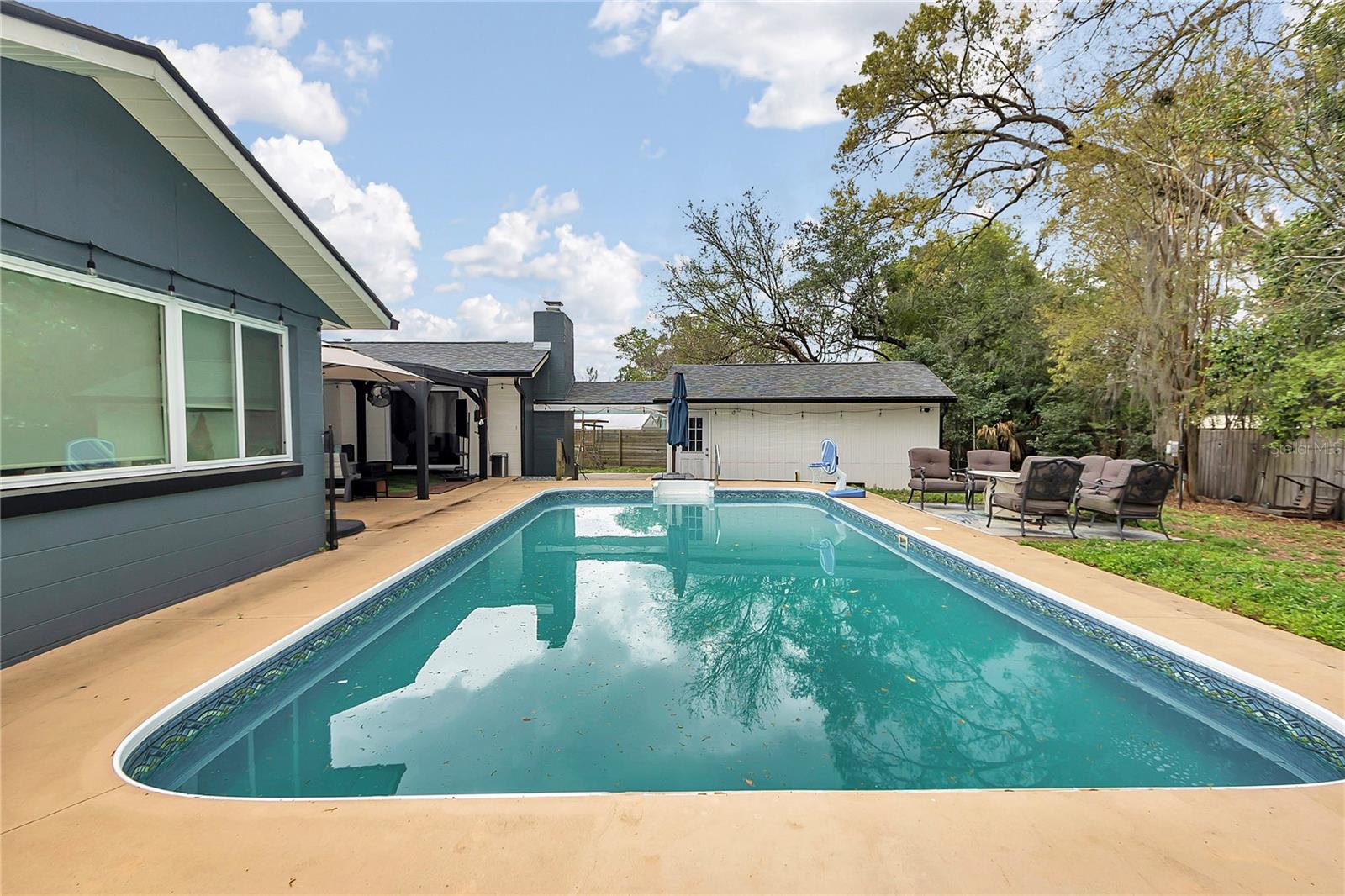 COUNTRY ESTATE - Residential