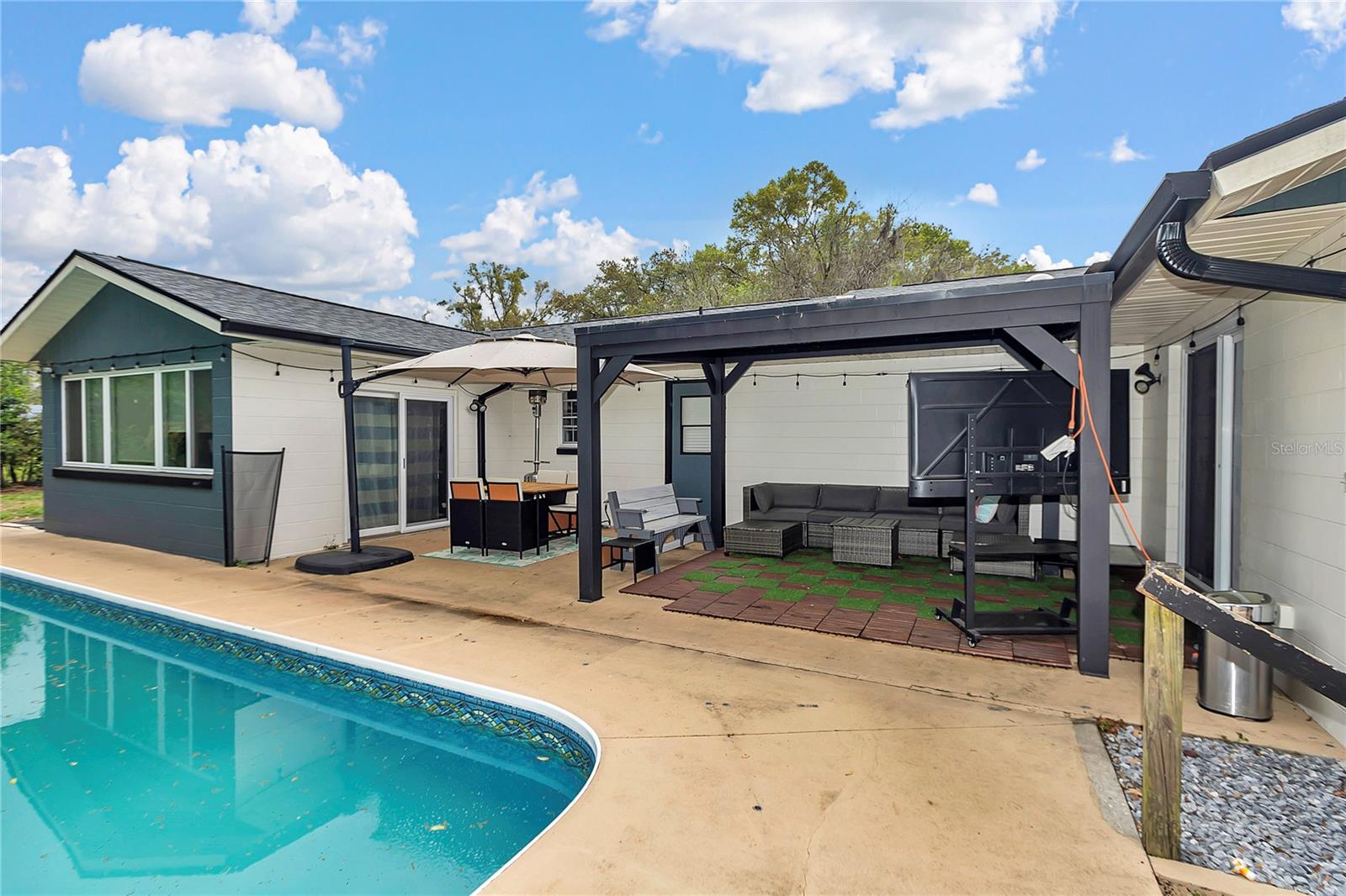 COUNTRY ESTATE - Residential