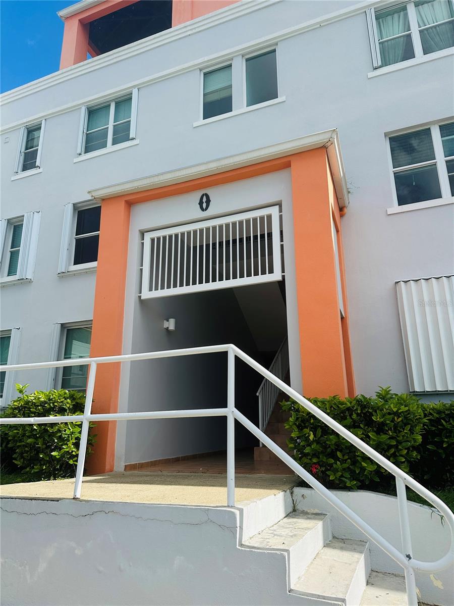 Penthouse with three bedrooms, two bathrooms and a fully equipped kitchen. The master bedroom has a walk-in closet and on the second floor of the apartment there has a large terrace and a balcony nice views of the town of Fajardo, El Yunque and the sea. The condo offers 24/7 security and controlled access. Located just minutes from shopping centers, supermarkets, megastores, pharmacies, movie theaters, the beaches of Fajardo and Luquillo, restaurants and Route 53, the main highway to San Juan. La Loma has a swimming pool, courts, management office and walking trails. Call today to make an appointment.