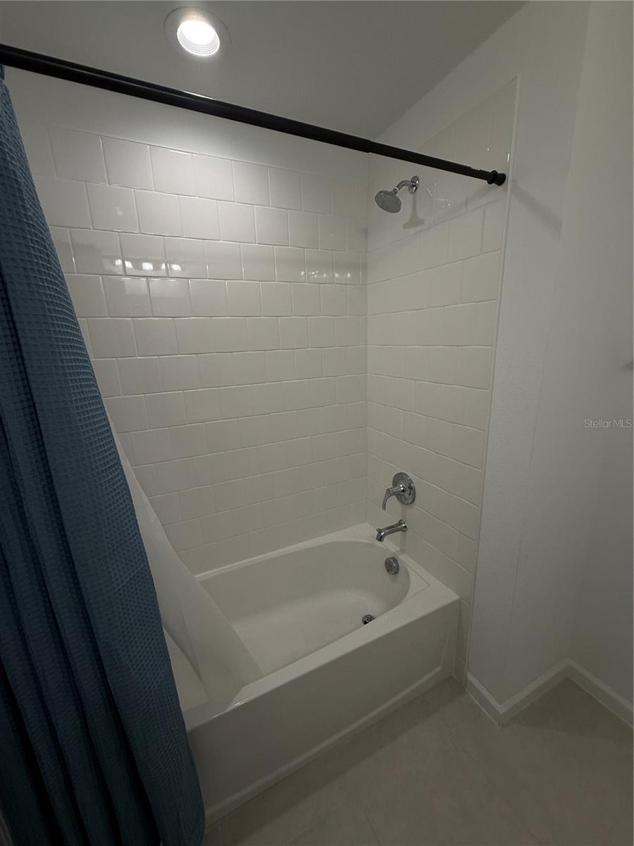 OAKS/KELLY PK PH 3A - Residential Lease