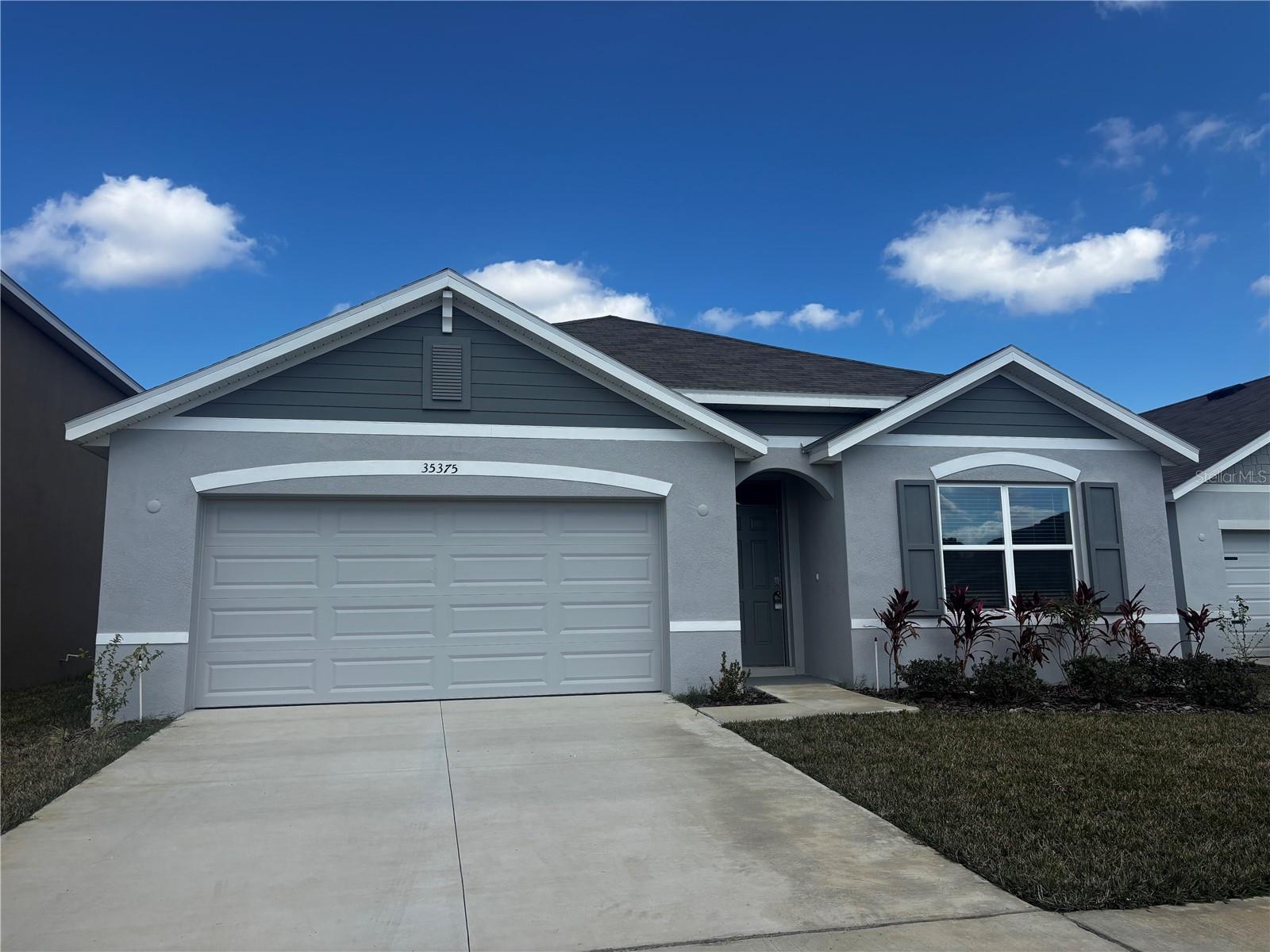 Be the first to live in this brand-new construction home located in the desirable Summit View community of Dade City! This beautiful 4-bedroom, 2-bathroom residence features an open floor plan, modern finishes, and abundant natural light throughout, perfect for today’s lifestyle.
The lease includes internet, cable, a security alarm system, access to common areas, and HOA fees paid by the owners, giving you all the essentials with added convenience.
Summit View combines peaceful living with unbeatable accessibility. Just 13 minutes from I-75, you’ll have easy commutes to Downtown Tampa, St. Petersburg, and Clearwater. Enjoy nearby shopping and entertainment at Tampa Premium Outlets, The Shops at Wiregrass, Krate at The Grove, and The Grove at Wesley Chapel. For education and sports, Saint Leo University is only 7 minutes away, and the University of South Florida is a quick 40-minute drive.
Don’t miss this opportunity to call a brand-new home yours—schedule your showing today!