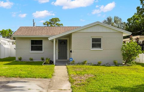 Photo of 729 Lynndale Street N, St Petersburg, FL 33703 (MLS # TB8407168) Photo of 729 Lynndale Street N, St Petersburg, FL 33703 (MLS # TB8407168)