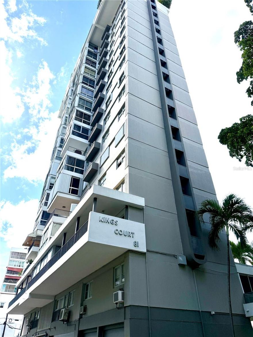 A comfortable apartment for rent featuring 2 bedrooms, a large living-dining area and 2 bathrooms. Privileged location 1 block from the beach. It has pleasant cross ventilation and abundant natural light. Enjoy the panoramic view of the sea and the city. It has 1 parking, cistern and generator for the entire apartment. Many attractions within minutes: restaurants, gyms, supermarket, churches, boutiques, pharmacies and more.
