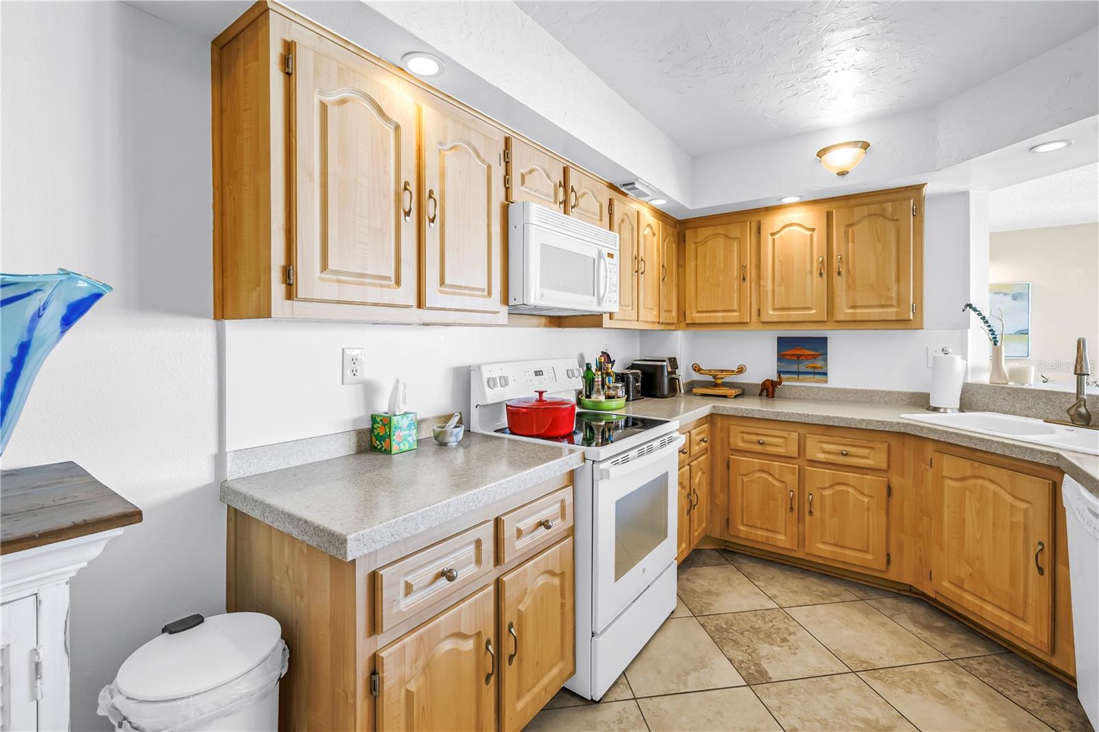 LA PUERTA DEL SOL CONDO - Residential