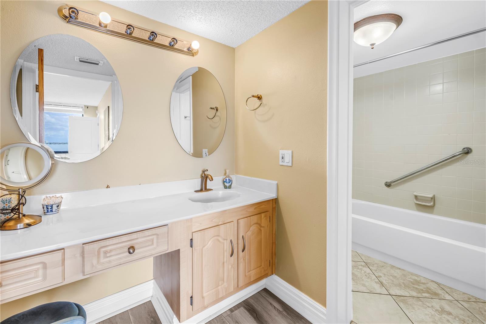 LA PUERTA DEL SOL CONDO - Residential