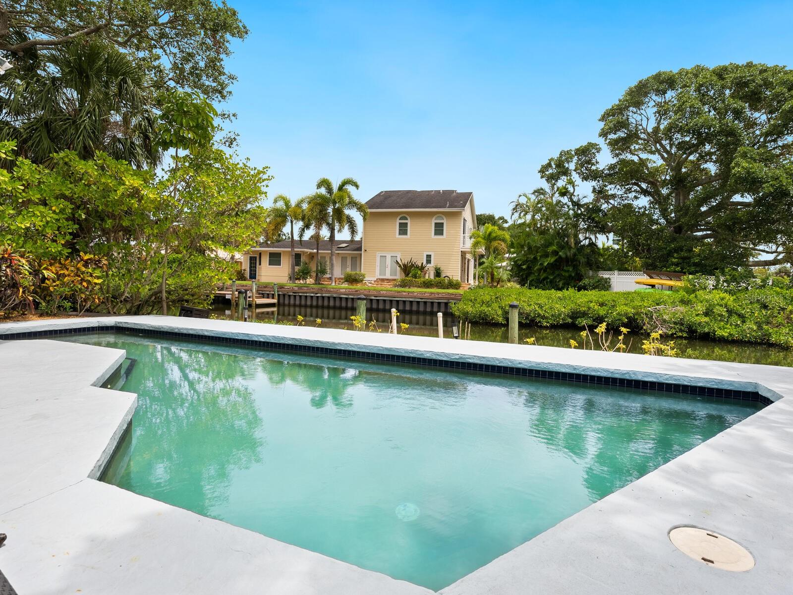 SIESTA MANOR - Residential