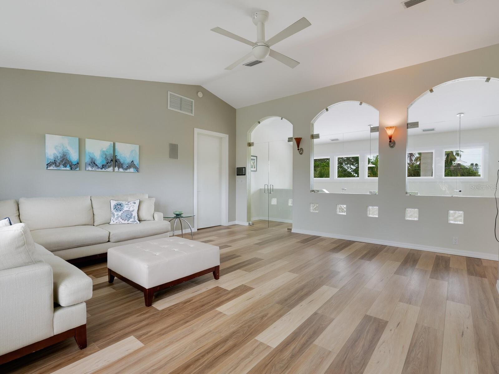 SIESTA MANOR - Residential