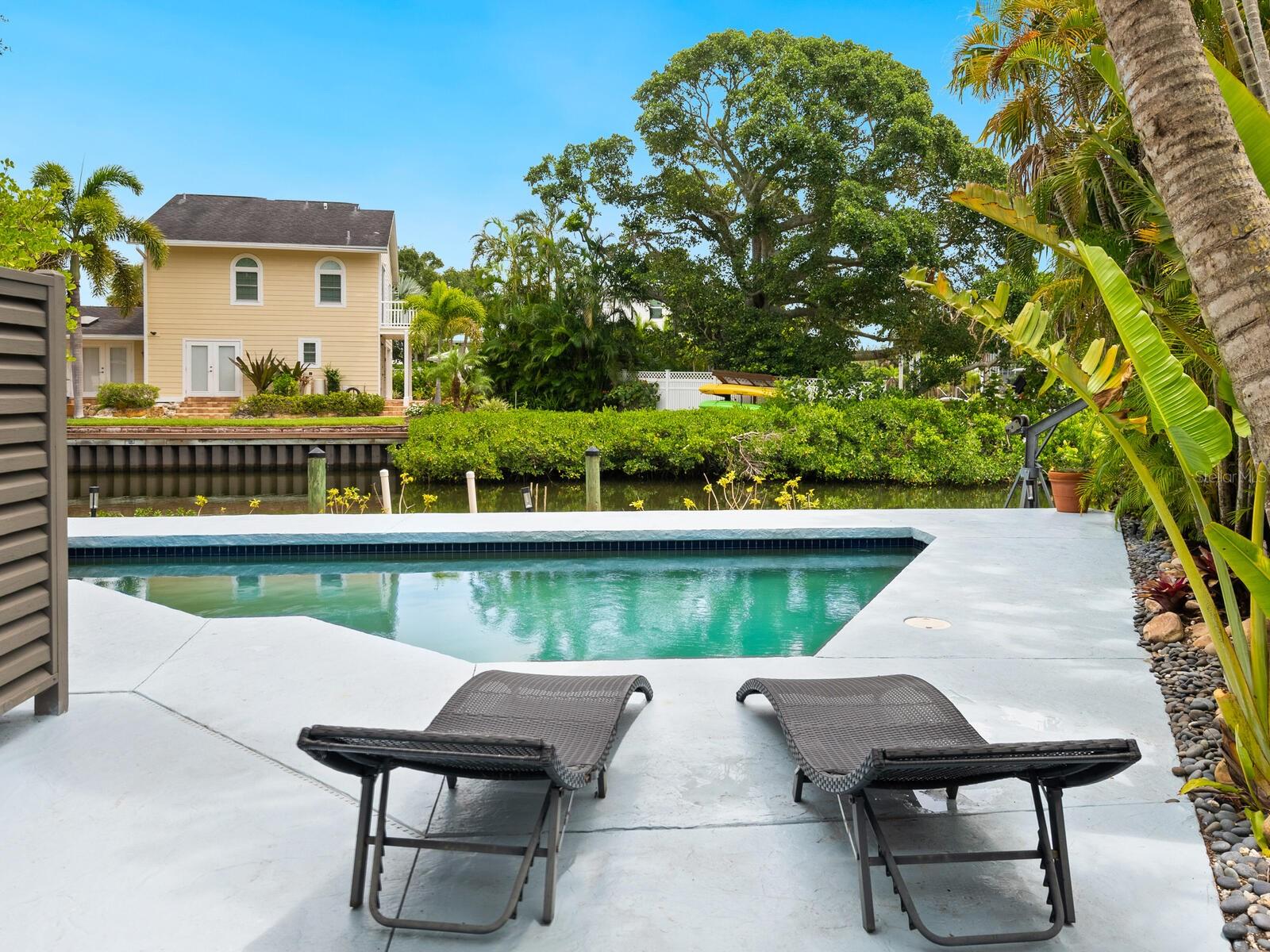 SIESTA MANOR - Residential