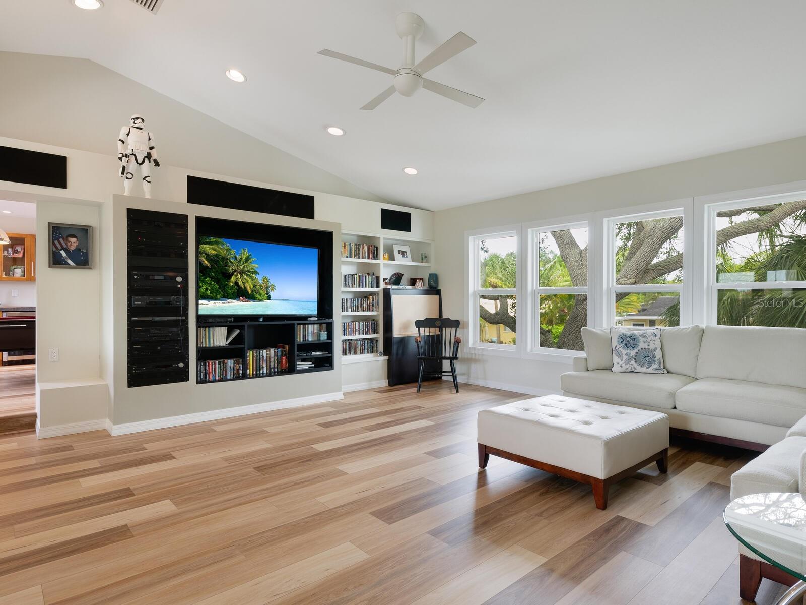 SIESTA MANOR - Residential