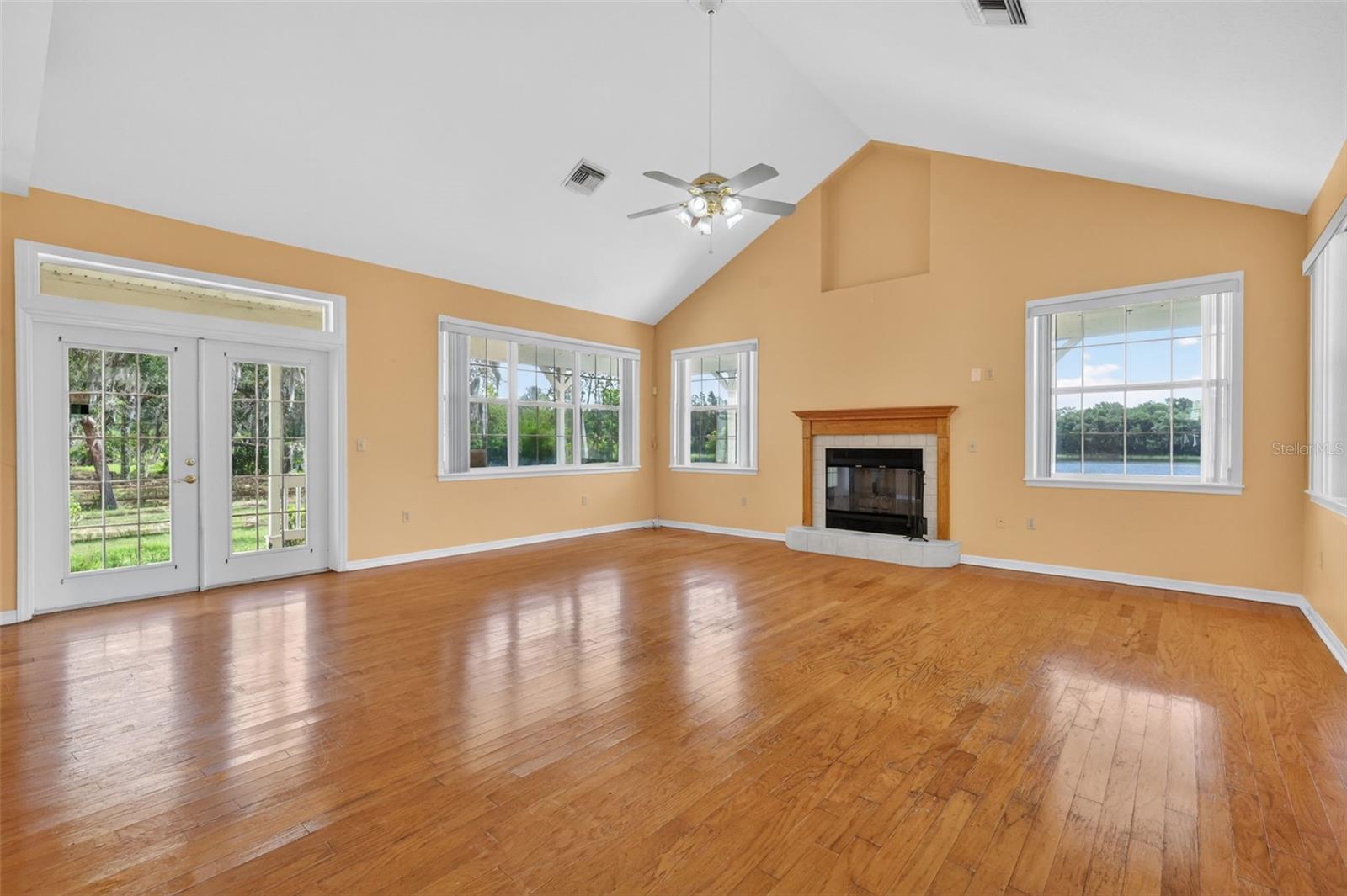 LAKE LEON - Residential