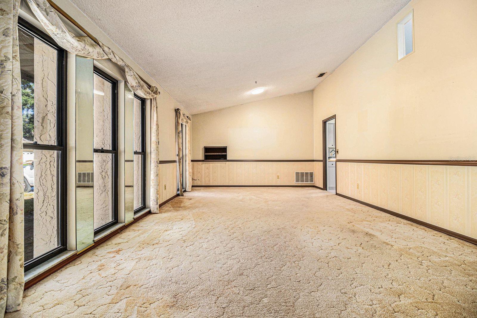 607 E LAKESHORE DRIVE