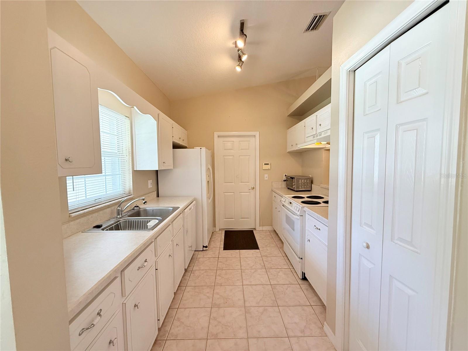 1509 QUEEN PALM DRIVE