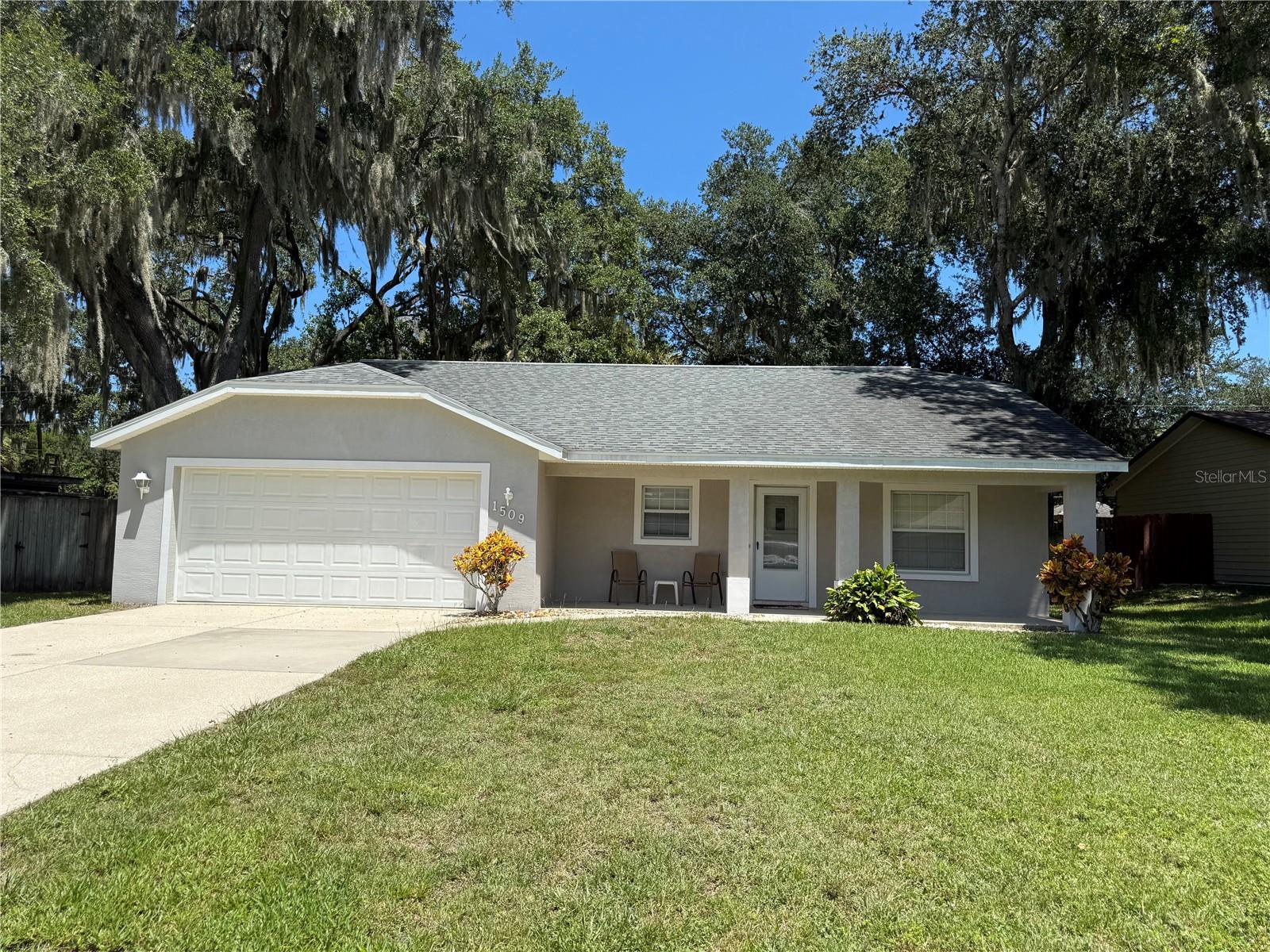 Well maintained 3-bedroom, 2-bath home with a great split floor plan and tons of extras! You’ll love the open feel with vaulted ceilings and a bright, airy living space that’s perfect for hanging out or hosting friends.
The layout offers privacy with split bedroom plan —great for families, guests, or a home office setup. Step outside to enjoy the screened patio and fully fenced yard—ideal for kids, pets, or weekend BBQs. There’s even a cozy front porch to relax with your morning coffee.
Need extra space? You’ve got it! Along with the 2-car attached garage, there’s an additional detached garage/workshop—perfect for projects, storage, or all your toys.