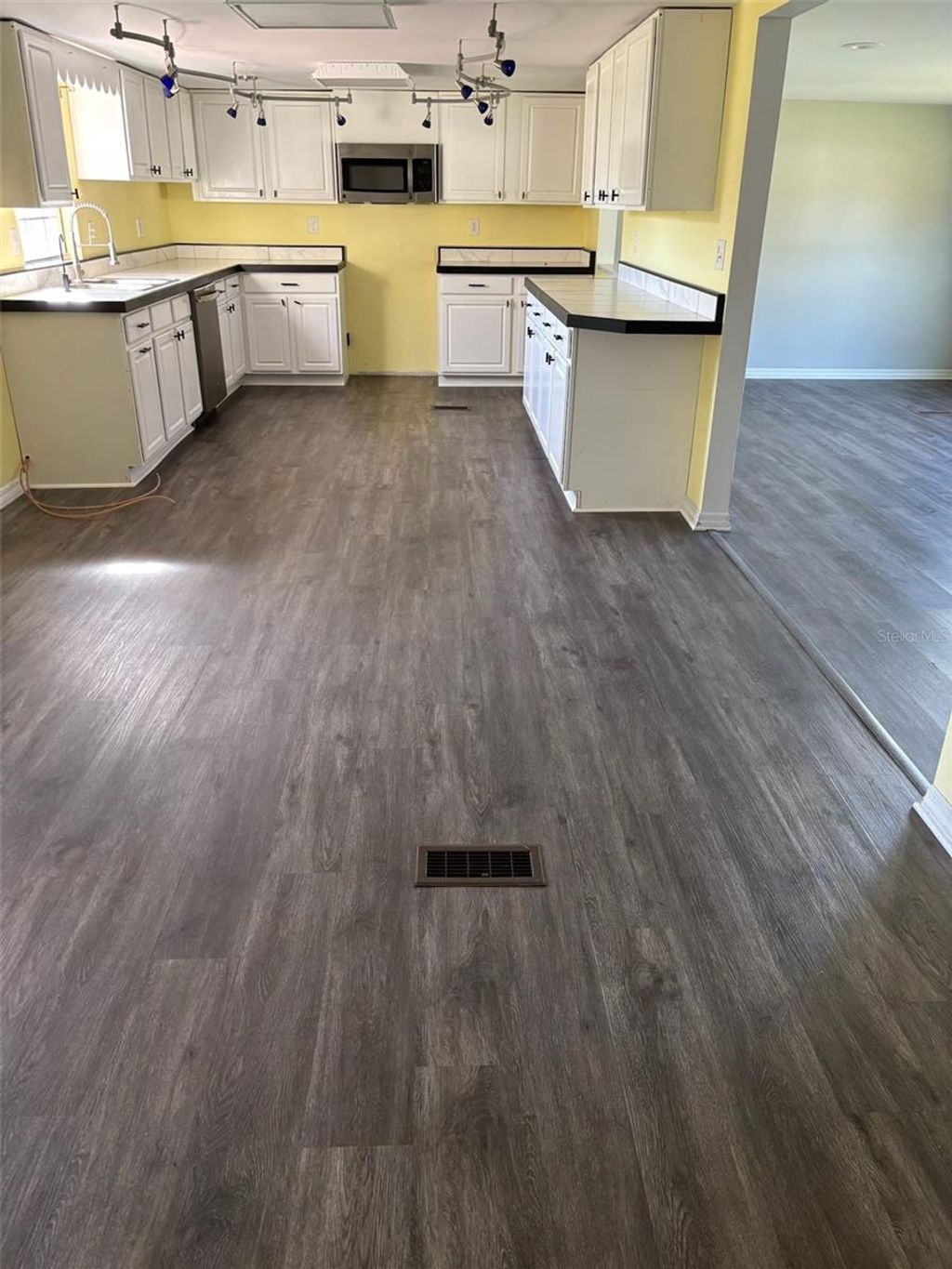 Photo of 206 Country World Drive E, Davenport, FL 33897 (MLS # A4685363)