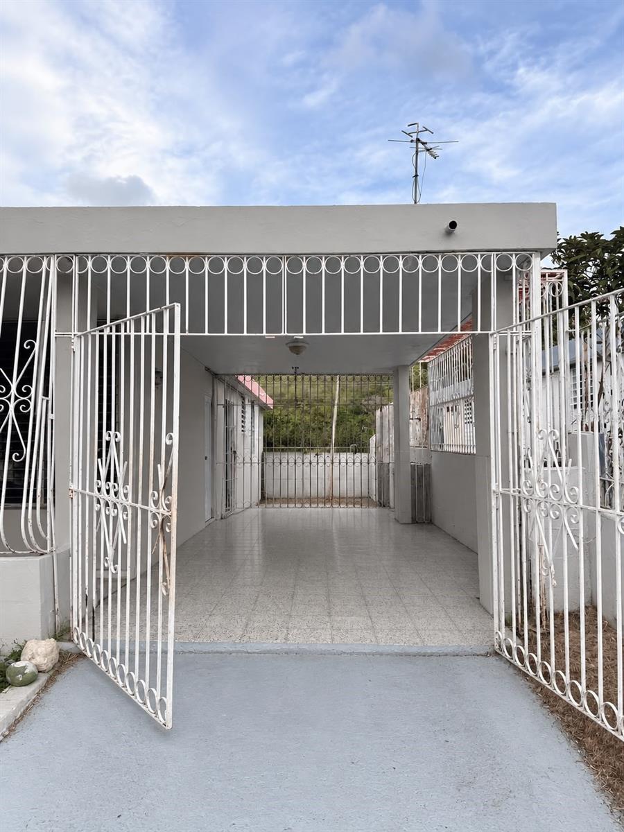 CALLE 35 URB JARDINES DEL CARIBE LL36