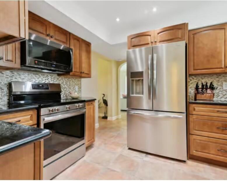 RIVERSIDE COURT - Residential