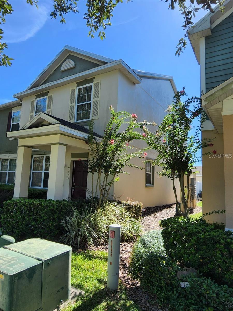 Beautiful Townhome with 3 bedrooms and 2 and half bathrooms in a corner lot. Excellent distribution. Very well maintenance. Screened patio. Close to Disney Parks and 429 Highway.