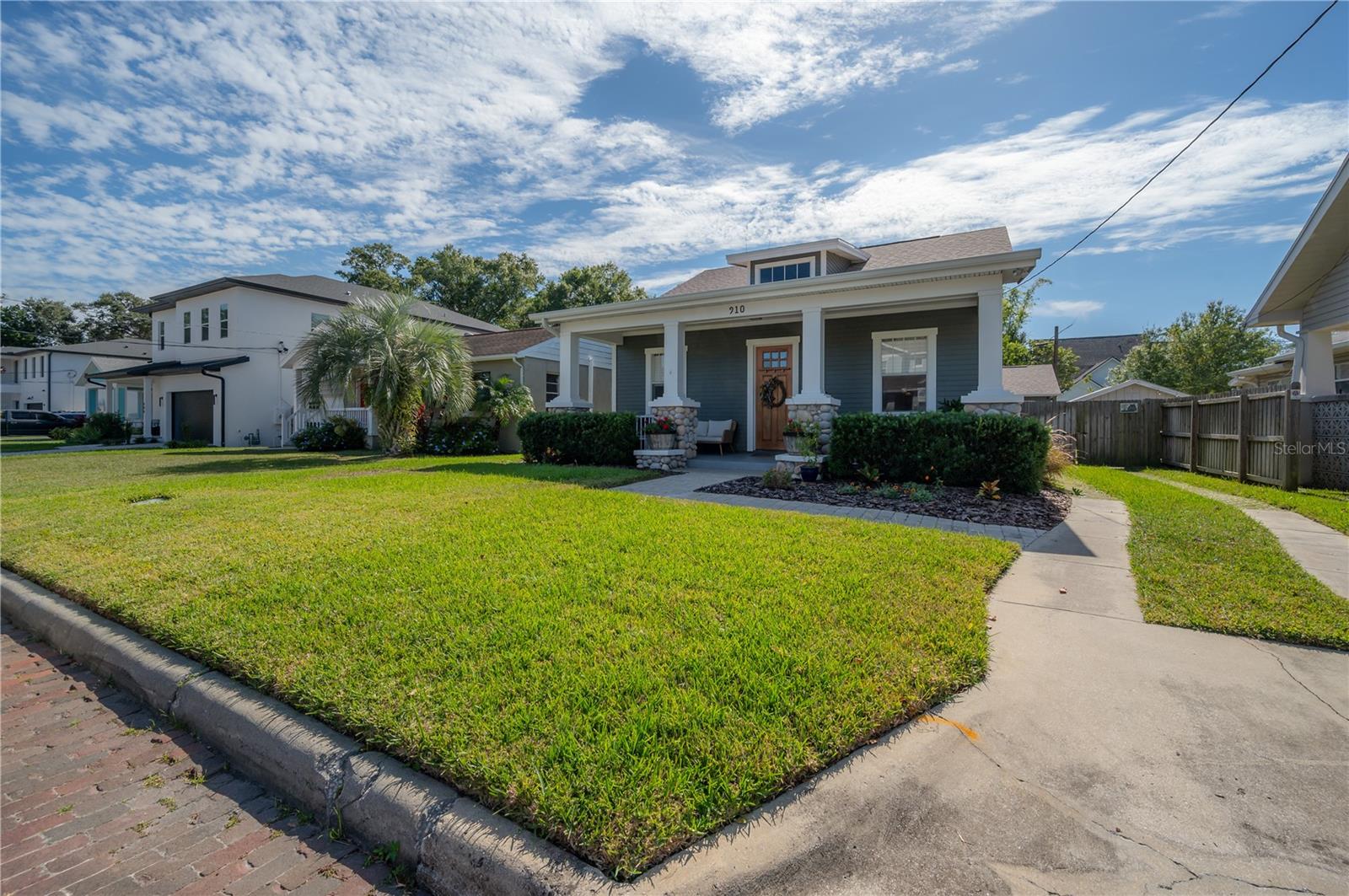 SUBURB ROYAL - Residential