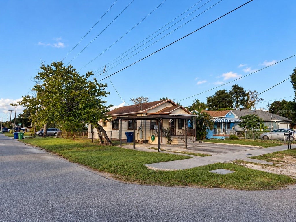 Photo of 2933 W Walnut Street, Tampa, FL 33607 (MLS # TB8562777)
