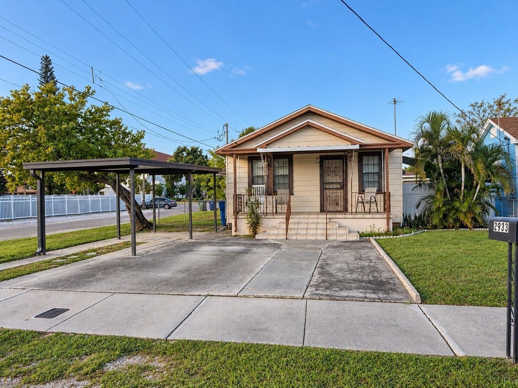 Photo of 2933 W Walnut Street, Tampa, FL 33607 (MLS # TB8562777)