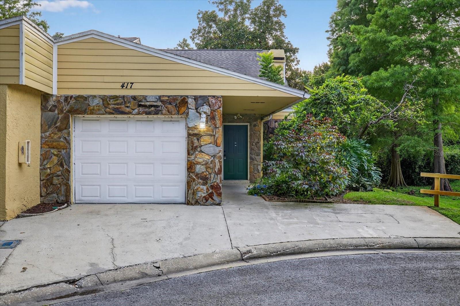 Spacious End townhome with a one car garage located at the end of a cul-de-sac. This 3 bedroom, 3 bath unit is the largest in the community and features a spiral staircase, fireplace and french doors that lead to a screened lanai. Separate dinning area located off of the kitchen. The bedrooms are of a nice size with walk-in closets. Open loft area on second floor can be used for an office or study. In a great, convenient location in The Villas of Somerset Woods, located close to US 19.