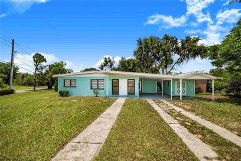 A home in LAKE WALES