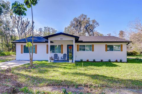 Photo of 909 Lake Charles Circle, Lutz, FL 33548 (MLS # TB8461269)