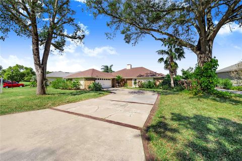 A home in LAKELAND