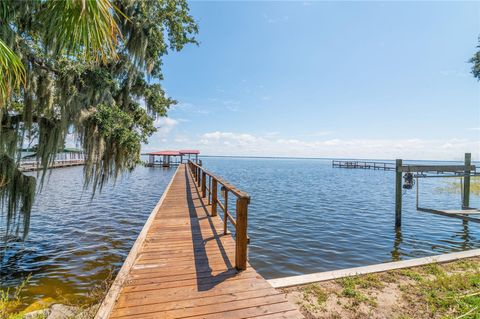 A home in LAKE WALES