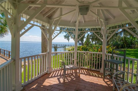 A home in LAKE WALES