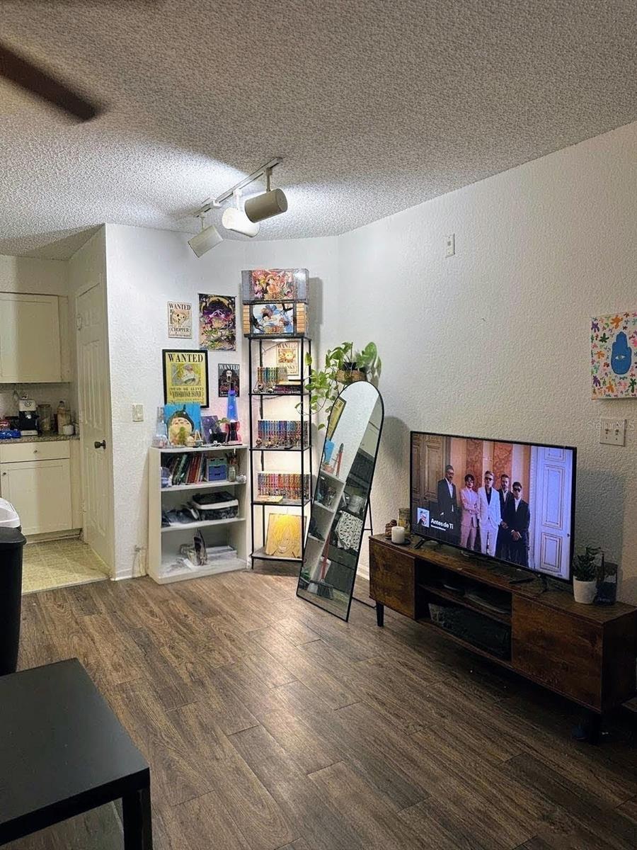 2214 METROPOLITAN WAY 2210