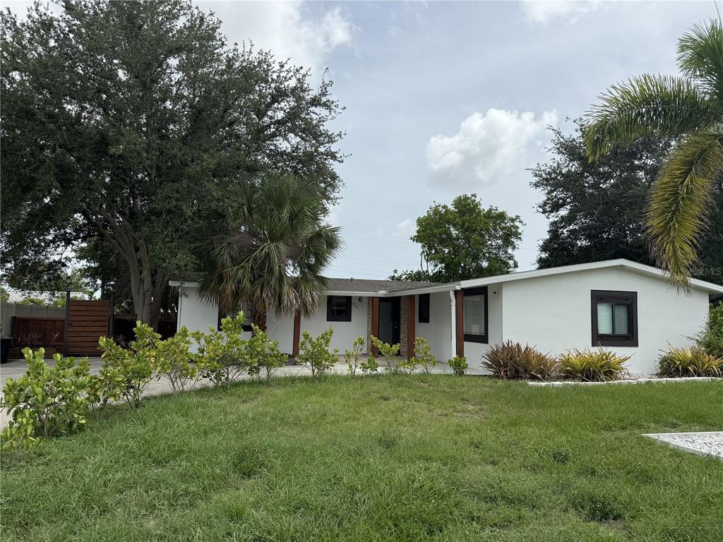 Photo of 907 Fruitland Avenue, Bradenton, FL 34207 (MLS # A4696554)